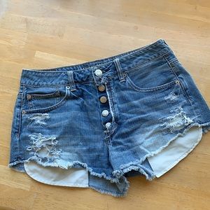 ✨AE high rise distressed festival shortie✨